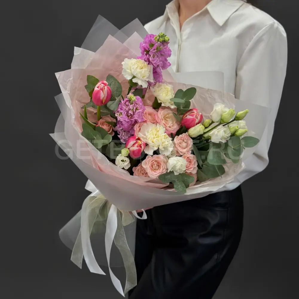 225229 Букет из кустовых роз с маттиолой и тюльпаном 