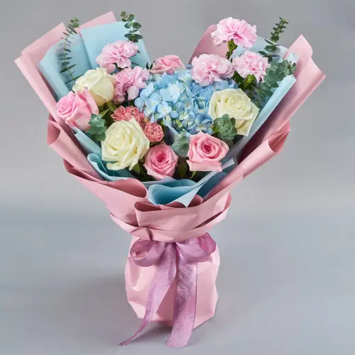 Букет из голубой гортензии, розовых гвоздик и роз с эвкалиптом