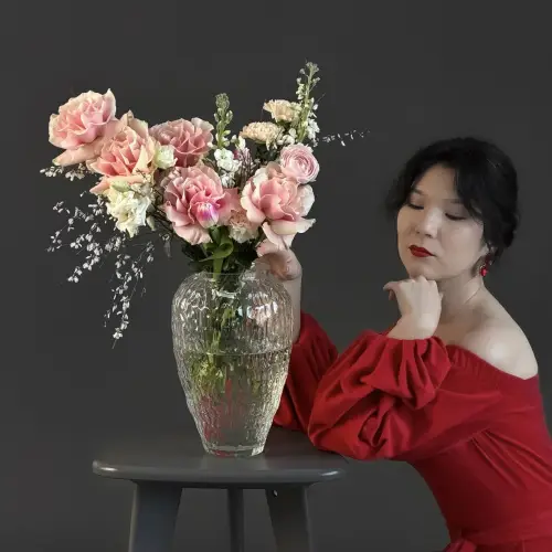 Цветочная композиция из роз, генисты и ранункулюсов в вазе