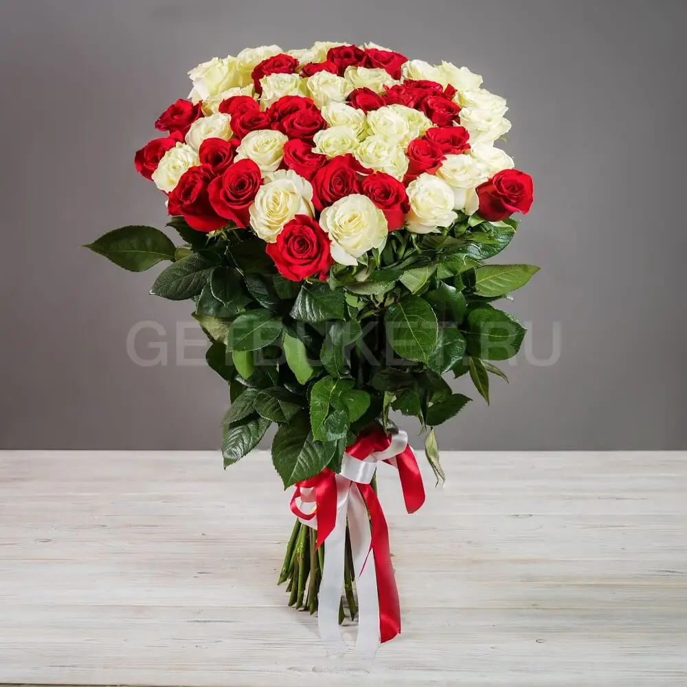 62967 Букет из 51 красно-белой эквадорской розы