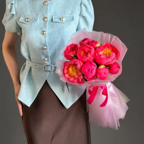 Букет из 9 коралловых пионов