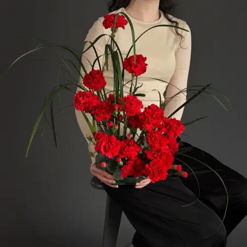 Цветочная композиция из гвоздик с берграссом