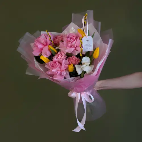 Букет из роз, тюльпанов и гвоздик с вербой 