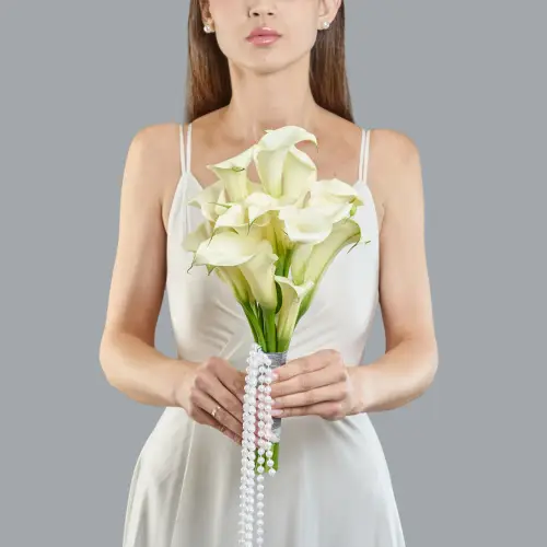 Букет невесты с каллами и бусами