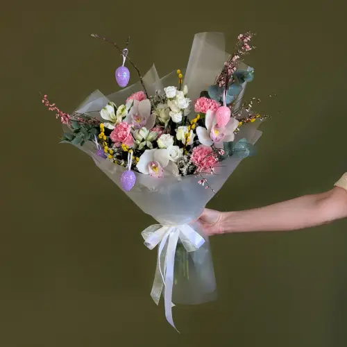 Пасхальный букет из орхидеи, вербы, генисты и лимониума с эустомой 