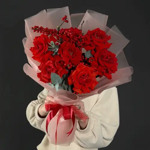 Алый букет красных роз с илексом и эвкалиптом