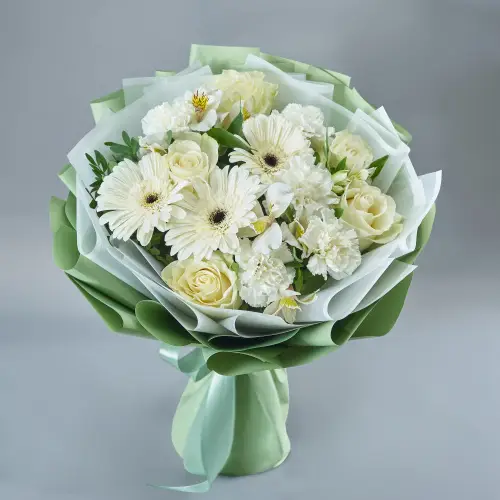 Букет белых гербер и роз с альстромерией