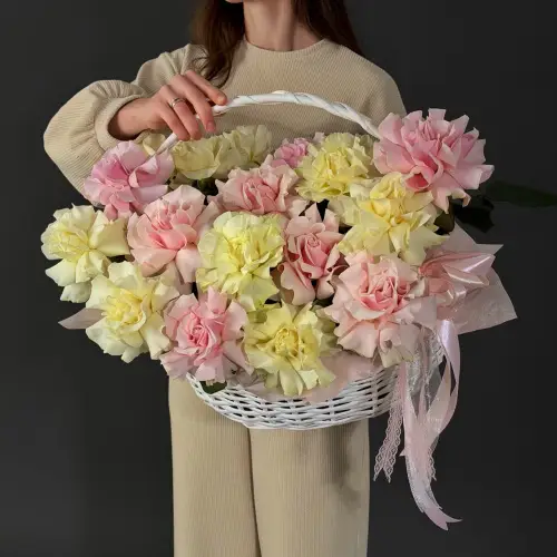 Цветочная корзина из 19 нежных роз